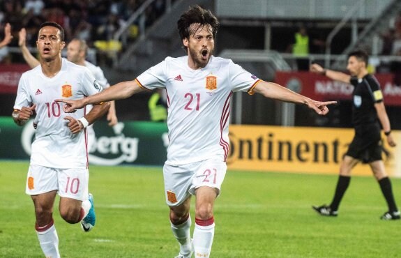 David Silva festeja su gol,
el primero de España, ante
Macedonia. :: efe
