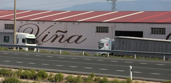 Una de las naves logísticas del Grupo Perica se encuentra en la localidad riojalteña de San Asensio. :: Sonia tercero