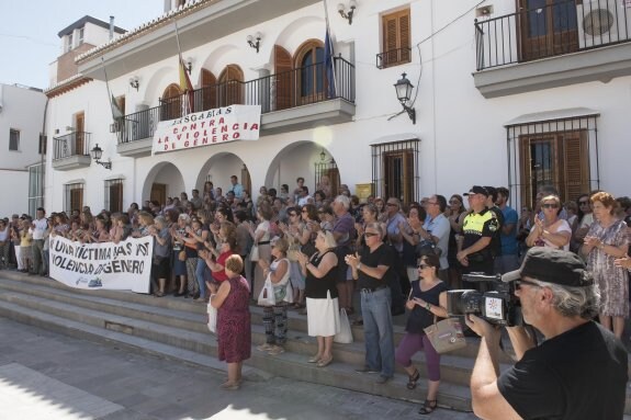 Los vecinos de Las Gabias (Granada), ayer, al término de la concentración tras el asesinato de una mujer a manos de su pareja. :: M. A. M. / Efe
