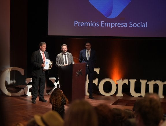 Eladio Eraiz, director de marketing de la bodega, recogió el premio en Barcelona. :: lr