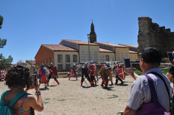 Los soldados franceses y los arqueros protagonizaron el asalto a la torre del homenaje ante la mirada del público asistente. :: c.v.