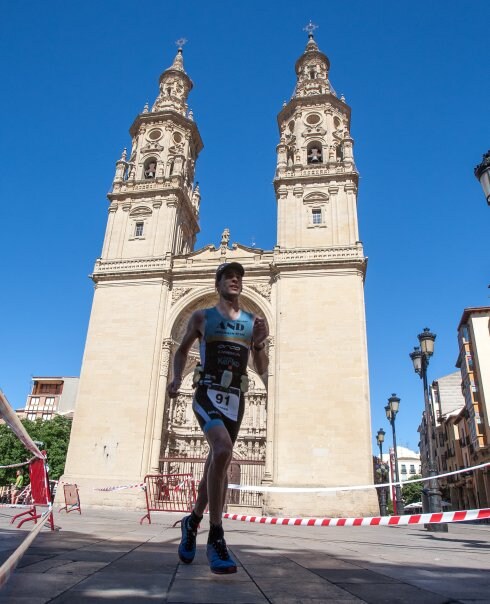 Ander Irigoien, que acabó decimoctavo, corre junto a la concatedral de La Redonda. :: díaz uriel