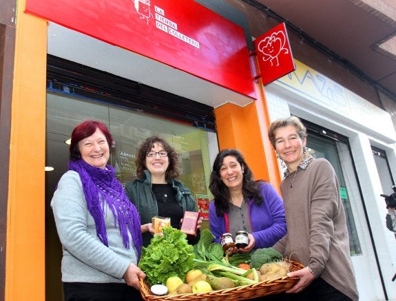 Miembros de El Colletero, en su tienda de Logroño. :: j. herreros