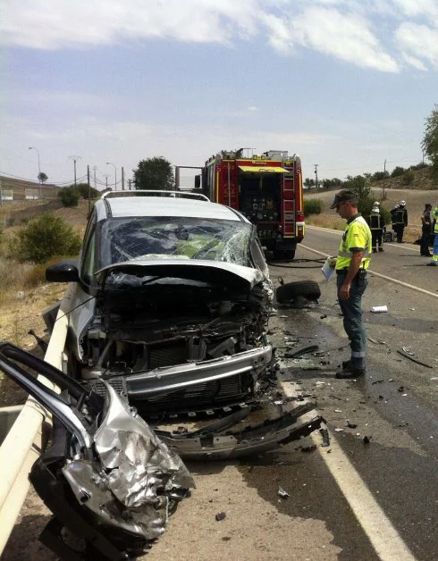 Imagen de un coche accidentado en una carretera nacional española. :: EFE