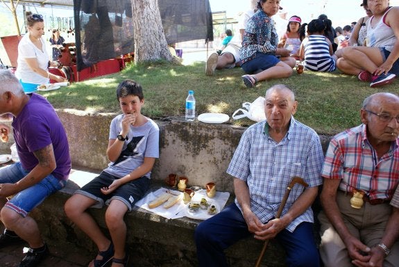 Mayores y pequeños disfrutaron comiendo el salmónido. :: F. D.