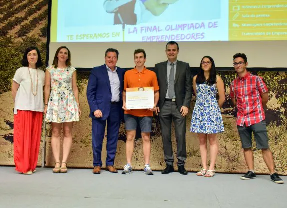 Carlos Montes Arnedo, en el centro, posa con su galardón de vencedor de la IX Olimpiada de Emprendedores. :: 