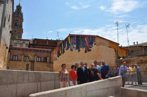 Integrantes de la junta de gobierno acompañaron a José Ruiz y a José Uríszar, autor del mural. :: 