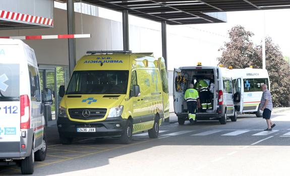 Aspecto que presentaba ayer el acceso al servicio de Urgencias del San Pedro, con las ambulancias a la espera. :: juan marín