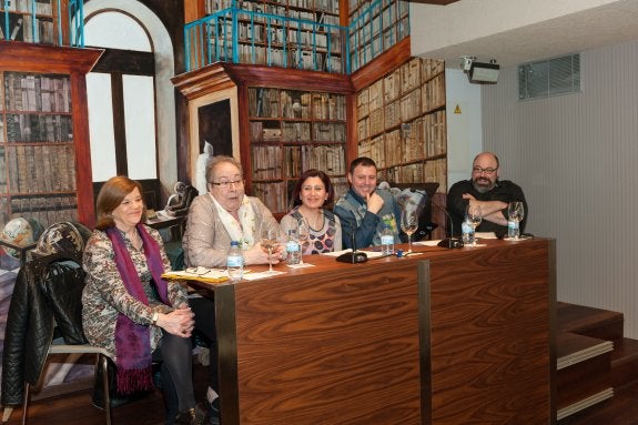 Beatriz Ugalde, en el centro, ganadora de esta edición. :: 