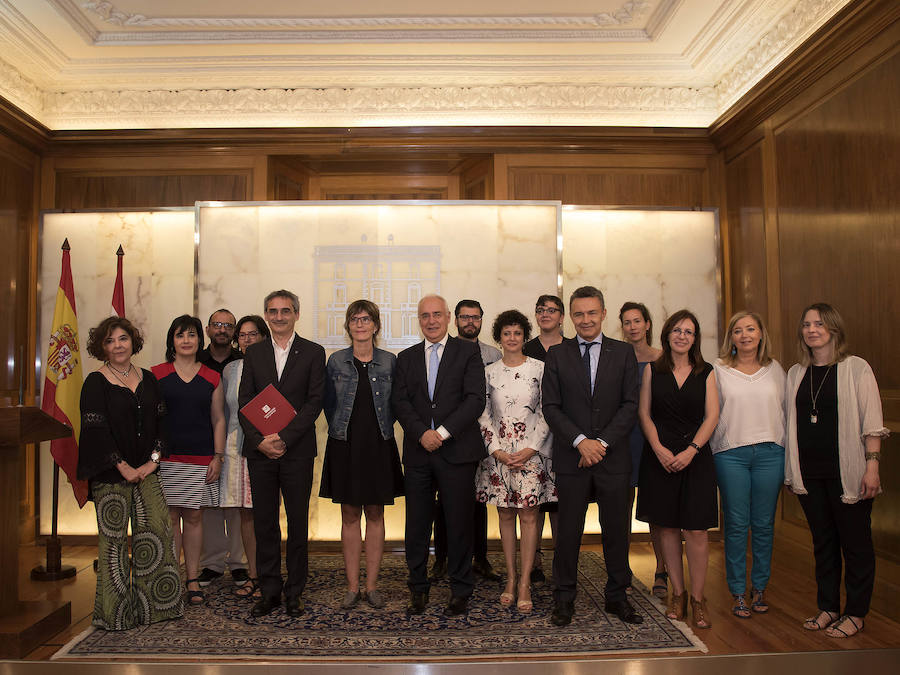 Ceniceros posa con los redactores del diagnóstico de género en La Rioja. 