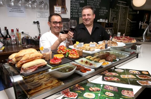 Daniel es el jefe de cocina de Los Rotos, propiedad de Luis. :: Juan Marín