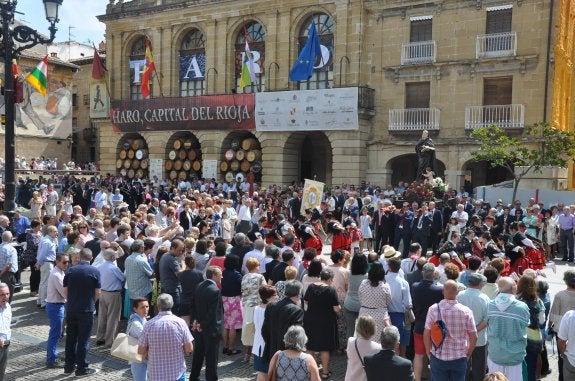 El Grupo de Danzas Sonsierra dedicó uno de sus bailes a San Felices en la plaza de la Paz ante los jarreros que quisieron acompañar a su patrón en un día caluroso. :: 