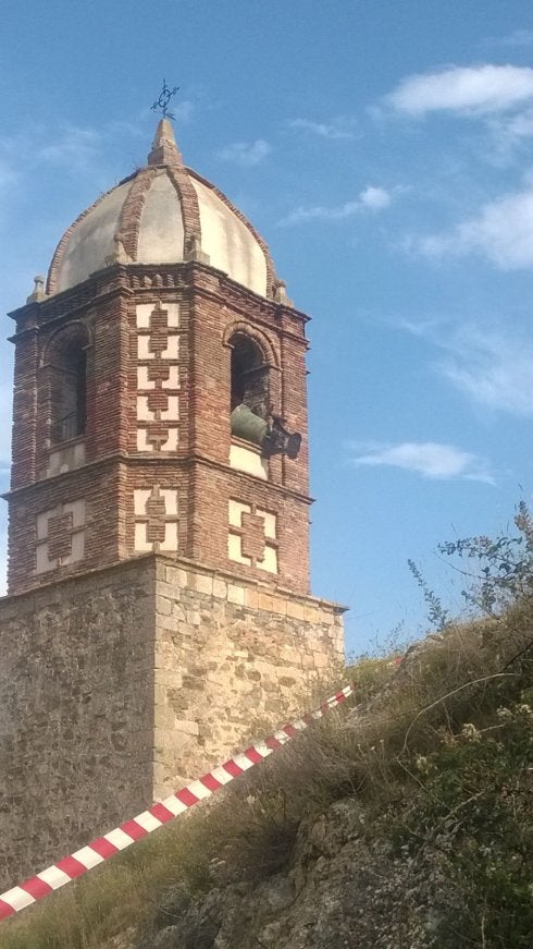 La campana quedó colgada del vano de la torre de la parroquia de Villarroya tras el desprendi-miento del domingo. :: 