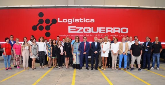 Ceniceros y González Menorca, con los responsables de la empresa, trabajadores e invitados. :: 