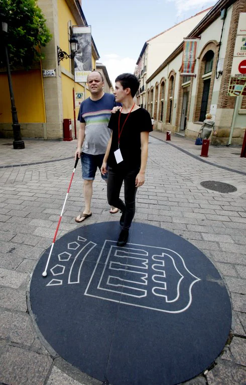  El bastón rojo-blanco. Juanjo y Garazi con el bastón específico de los sordociegos por la calle Portales de Logroño. :: 