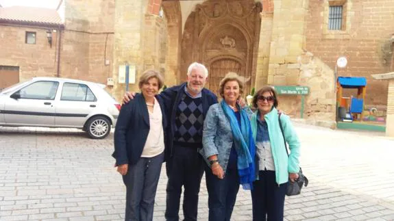 En el centro Vicente y Carmen con la mujer y la cuñada de éste, delante de la parroquia de Sotés. 
