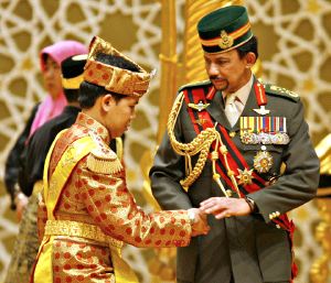 El sultán de Brunei (dcha), durante un acto público. / AFP