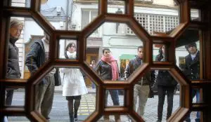 El grupo observa las formas y figuras de la puerta de un comercio de la calle Sagasta. /ALFREDO IGLESIAS