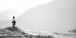 Un guerrillero maoísta vigila una zona montañosa en las inmediaciones del Himalaya nepalí. / ZIGOR ALDAMA