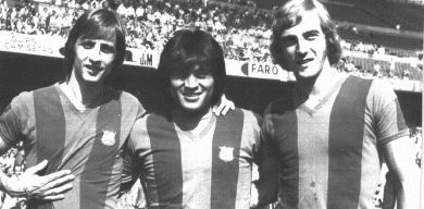 AQUELLOS TIEMPOS. Corría el año 1974. Johan Cruyff , Sotil y Neeskens se presentaban con el Barcelona. / EFE