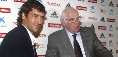 PUNTO FINAL. Luis Aragonés y Raúl se reunieron en febrero ante la prensa para poner coto a los comentarios. No lo lograron. / EFE