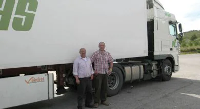 José Luis Medrano y su compañero Antonio Gómez forman parte de la plantilla de camioneros de la empresa Transportes Navajas. / P. H. G.