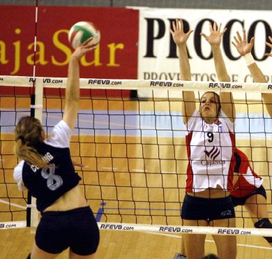 EN ACCIÓN. Marta Fraile, con el 9, en un partido del Cajasur Córdoba. / EL DÍA