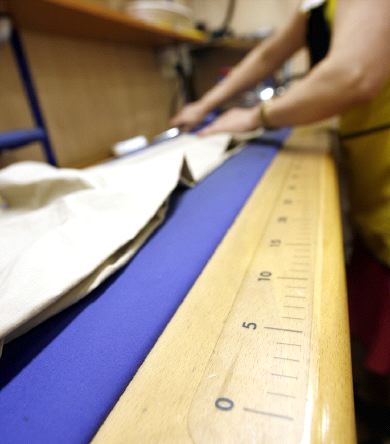 Una costurera, trabajando en su taller. / J. R.