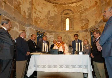 El consejero de Cultura asistió a la misa celebrada en la ermita de Santa María de la Piscina. / C. V.