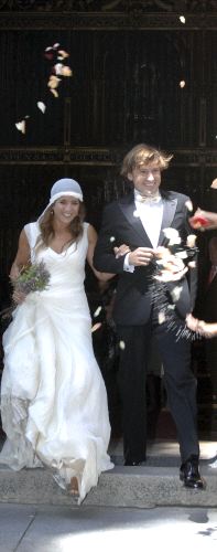 Momento en que los novios salieron de la iglesia. / EFE