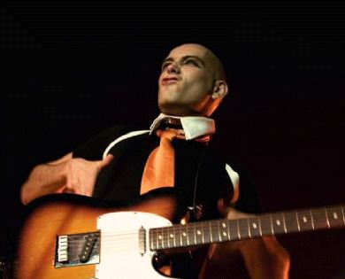 Isaac Miguel, con la guitarra. / EZEQUIEL ROMAIRONE