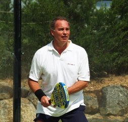 Bertín Osborne disfruta del pádel en el campo de La Grajera