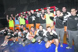 La plantilla y cuerpo técnico del Naturhouse, en un entrenamiento de esta semana. / JUAN MARÍN