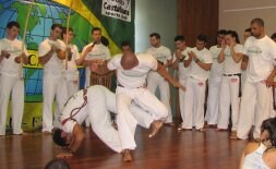 Mientras algunos jugaban en la roda, otros les acompañan con palmas e instrumentos.