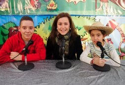 Arraiz, junto a dos participantes en el taller de TV. /J. HERREROS