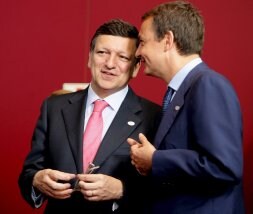 Durao Barroso y Rodríguez Zapatero charlan durante una cumbre de la Unión Europea en junio de 2007. / EFE