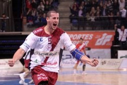 Romero celebra uno de sus tres tantos. / FERNANDO DÍAZ