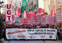 Cabeza de la manifestación, con los líderes de UPA, UGT, CCOO, USO y UAGR./ JONATHAN HERREROS