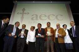 Los galardonados de la AECC posan con sus premios en el Centro Cultural Caja Rioja.