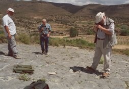 Dos paleontólogos extranjeros, en el yacimiento de 'La era del Peladillo', junto al riojano Félix Pérez Lorente (izqda.). / JUSTO RODRÍGUEZ