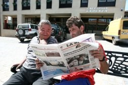 Marcelino y José Manuel leen en Diario LA RIOJA la noticia de la autorización de Madrid para la realización de los sondeos. /DÍAZ URIEL