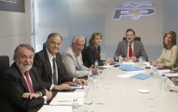 El líder del PP, Mariano Rajoy, junto al cabeza de lista del partido a las europeas, Jaime Mayor Oreja, Esteban González Pons, Javier Arenas, Dolores Cospedal, y Ana Mato. / EFE