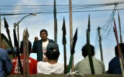 Indígenas con lanzas se preparan para bloquear una carretera en Yurimaguas. / AFP