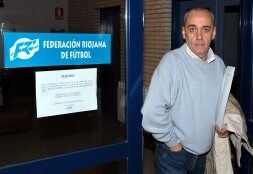 Javier Sánchez abandona las instalaciones de la Federación Riojana de Fútbol. / E. DEL RÍO