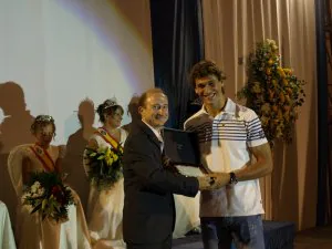 Fernando Llorente recibe una placa de manos del alcalde de Rincón de Soto. / M. FÉLEZ