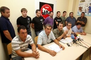 Responsables de la UAGR secundados por agricultores, ayer en la sede del sindicato en Logroño. /J.M.