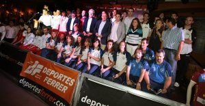 Los deportistas posan para la foto de familia./ JUSTO RODRÍGUEZ