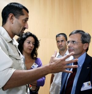 Pedro Cavadas habla con Rafael Matesanz. /EFE
