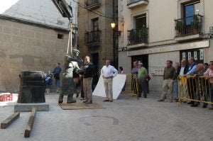 Cándido Pazos asistió a la instalación del tonelero en la entrada de la Herradura. / C. V.
