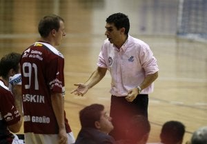 Jota habla con Bashkin, durante un partido. /L.R.